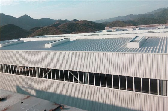 對于氫氟酸等較強的酸性環(huán)境，屋頂自然通風器應采用哪種防腐方式？